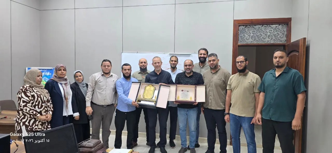 اختتام برنامج «المهارات القيادية للقيادات المتوسطة» بفرع غرب بنغازي وتكريم المدرّب