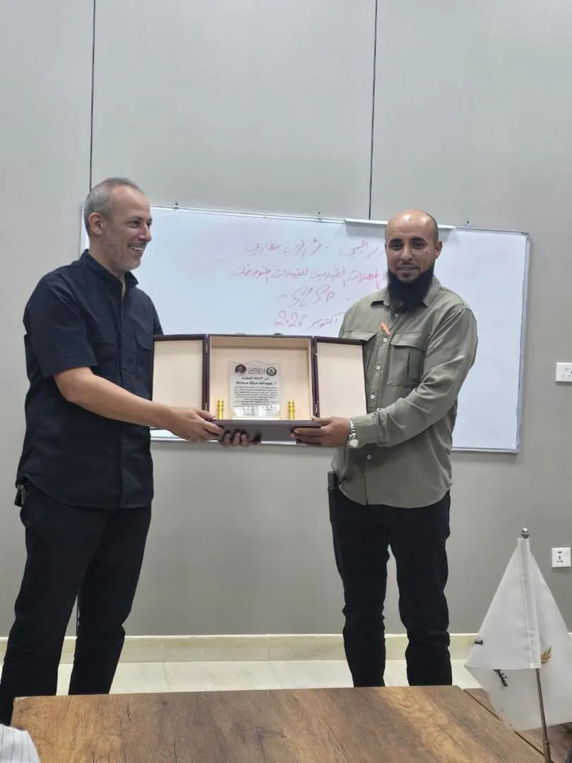 اختتام برنامج «المهارات القيادية للقيادات المتوسطة» بفرع غرب بنغازي وتكريم المدرّب